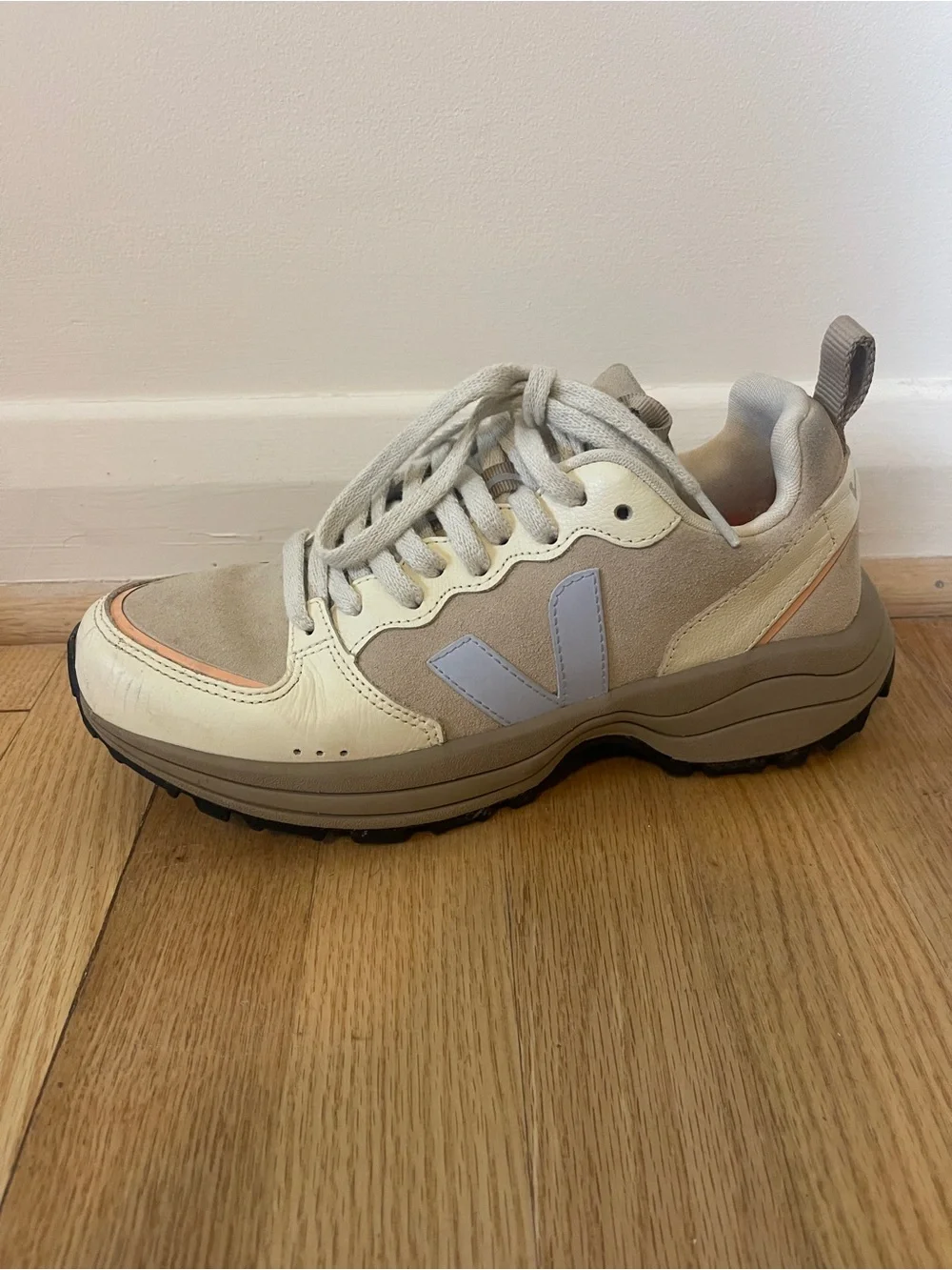 Veja Venturi Sneaker in Suede Almond - Picture 4 of 8